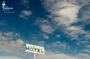 © MIL_Z478_482 | Señal de motel contra las nubes